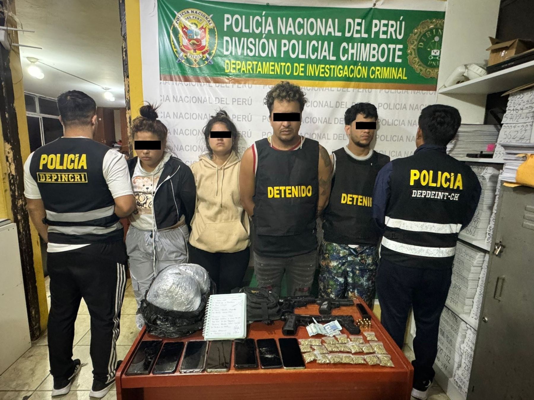 Agentes del Depincri Chimbote capturaron a cuatro presuntos integrantes de "Los Gallegos del Tren de Aragua". Durante el operativo se halló un arma de fuego abastecida.