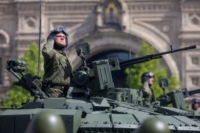 Con un imponente desfile en la Plaza Roja de Moscú, Rusia conmemoró el 80.º aniversario del Día de la Victoria, fecha que marcó el fin de la Segunda Guerra Mundial en Europa. Más de 11.000 soldados, modernos equipos militares y líderes de al menos 20 países acompañaron al presidente Vladímir Putin en esta ceremonia cargada de simbolismo histórico y un inmenso orgullo patriótico. Foto: ANDINA/Luis Iparraguirre