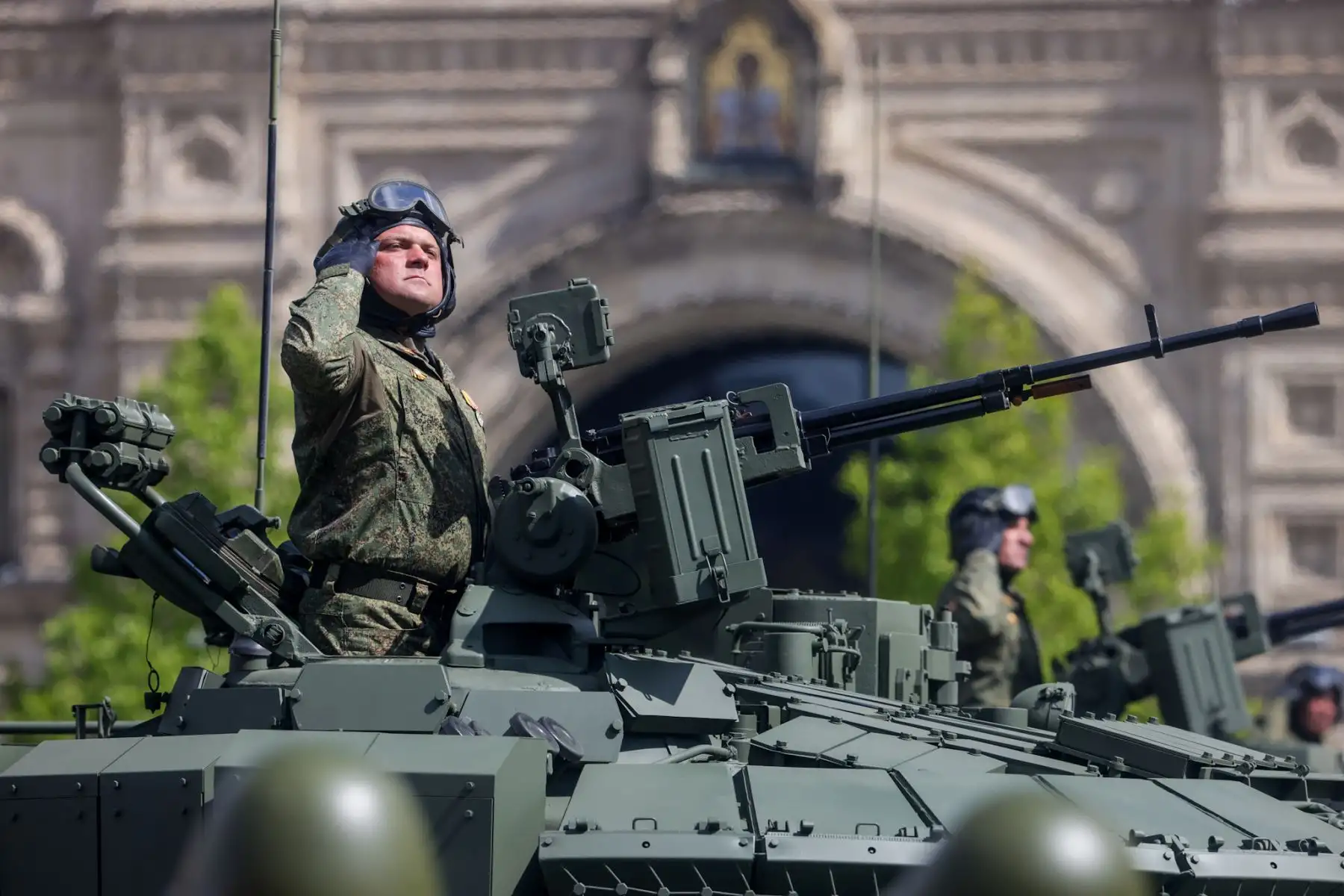 Con un imponente desfile en la Plaza Roja de Moscú, Rusia conmemoró el 80.º aniversario del Día de la Victoria, fecha que marcó el fin de la Segunda Guerra Mundial en Europa. Más de 11.000 soldados, modernos equipos militares y líderes de al menos 20 países acompañaron al presidente Vladímir Putin en esta ceremonia cargada de simbolismo histórico y un inmenso orgullo patriótico. Foto: ANDINA/Luis Iparraguirre