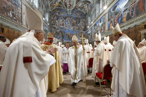 El papa León XIV celebra su primera misa en la Capilla Sixtina