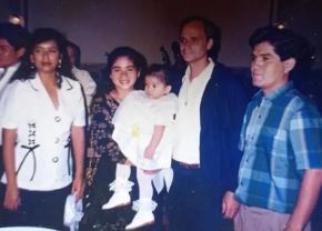 Robert Prevost, el hoy papa León XIV, tiene una ahijada en Perú. Se trata de Mildred Camacho, quien atesora las fotos de la ceremonia de su bautismo en 1997. Foto: Mildred Camacho