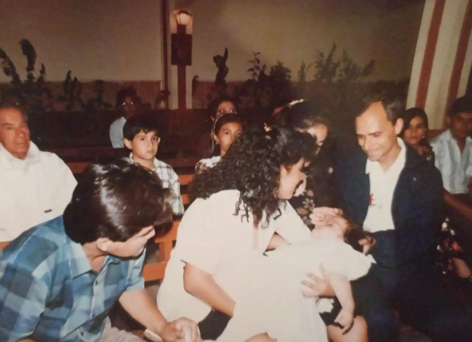 Robert Francis Prevost, el hoy papa León XIV, tiene una ahijada en Perú. Se trata de Mildred Camacho, quien atesora las fotos de la ceremonia de su bautismo en 1997. Foto: Mildred Camacho