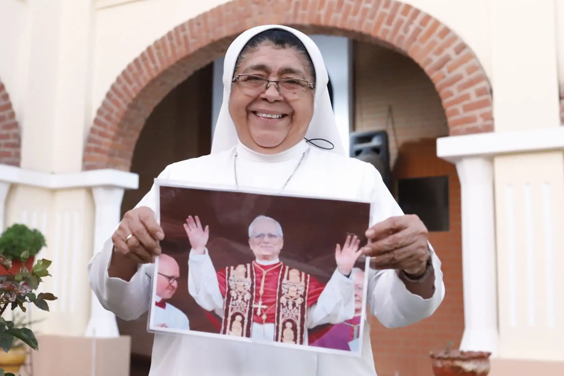 Sor Margarita Ramos Chanduví posa con una imagen del papa León XIV durante una entrevista con EFE este jueves, en el convento Casa Madre Santa Teresita de la Congregación Canonesas de la Cruz, en Lima (Perú). Hace dos años, cuando se tomó varios selfis con el entonces obispo Robert Prevost, la monja peruana Margarita Ramos Chanduví no imaginaba que se estaba inmortalizando junto al futuro papa León XIV, pero asegura ahora, con énfasis y entusiasmo, que será "un papa del pueblo, para el pueblo". Foto: EFE