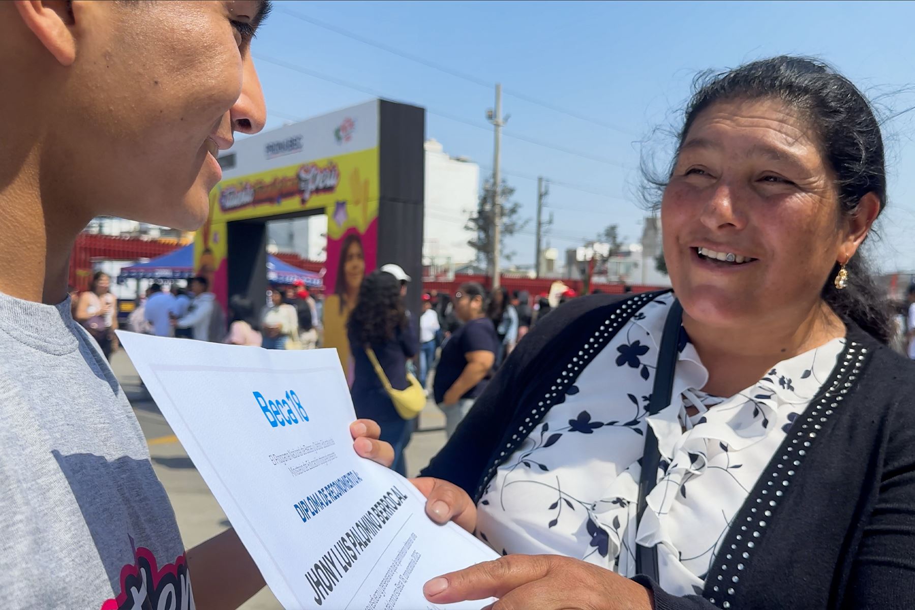 Becario Jhony Luis Palomino Berrocal junto con su orgullosa madre Felicita. Foto: ANDINA/Braian Reyna