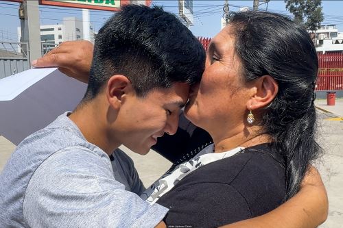 Becario Jhony Luis Palomino Berrocal junto con su orgullosa madre Felicita. Foto: ANDINA/Braian Reyna