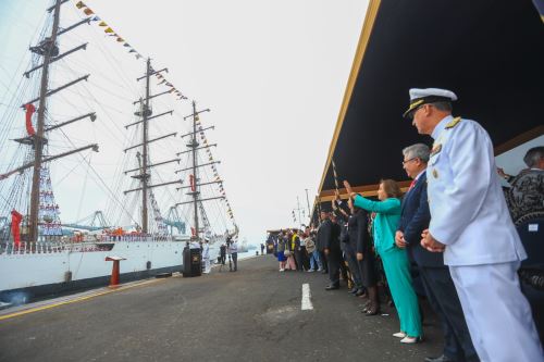 President Dina Boluarte, led the sailing ceremony today of the Peruvian Navy (BAP) ship "Unión".  ANDINA/Prensa Presidencia