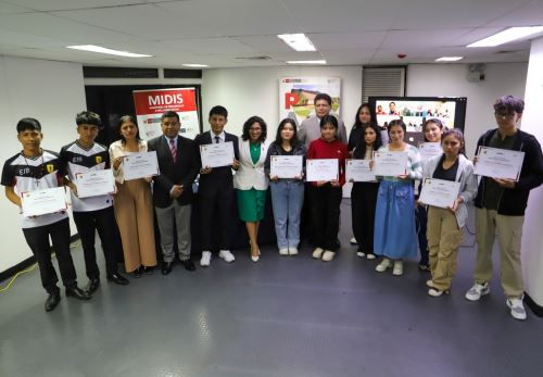 Más de 120 jóvenes de escasos recursos y de diversos centros poblados y comunidades nativas accedieron a Beca 18 gracias al apoyo de 86 Tambos del programa PAIS, destacó la ministra del Midis, Leslie Urteaga. ANDINA/Difusión