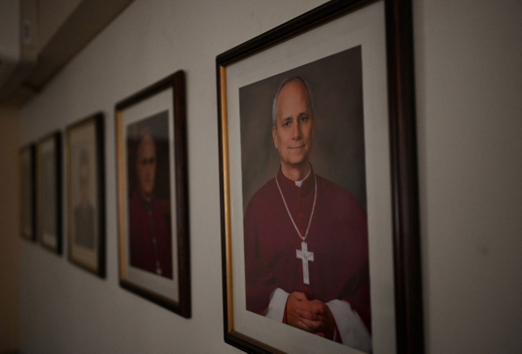 Un retrato del Papa León XIV de su época de obispo se exhibe en el palacio episcopal de Chiclayo. Foto: AFP