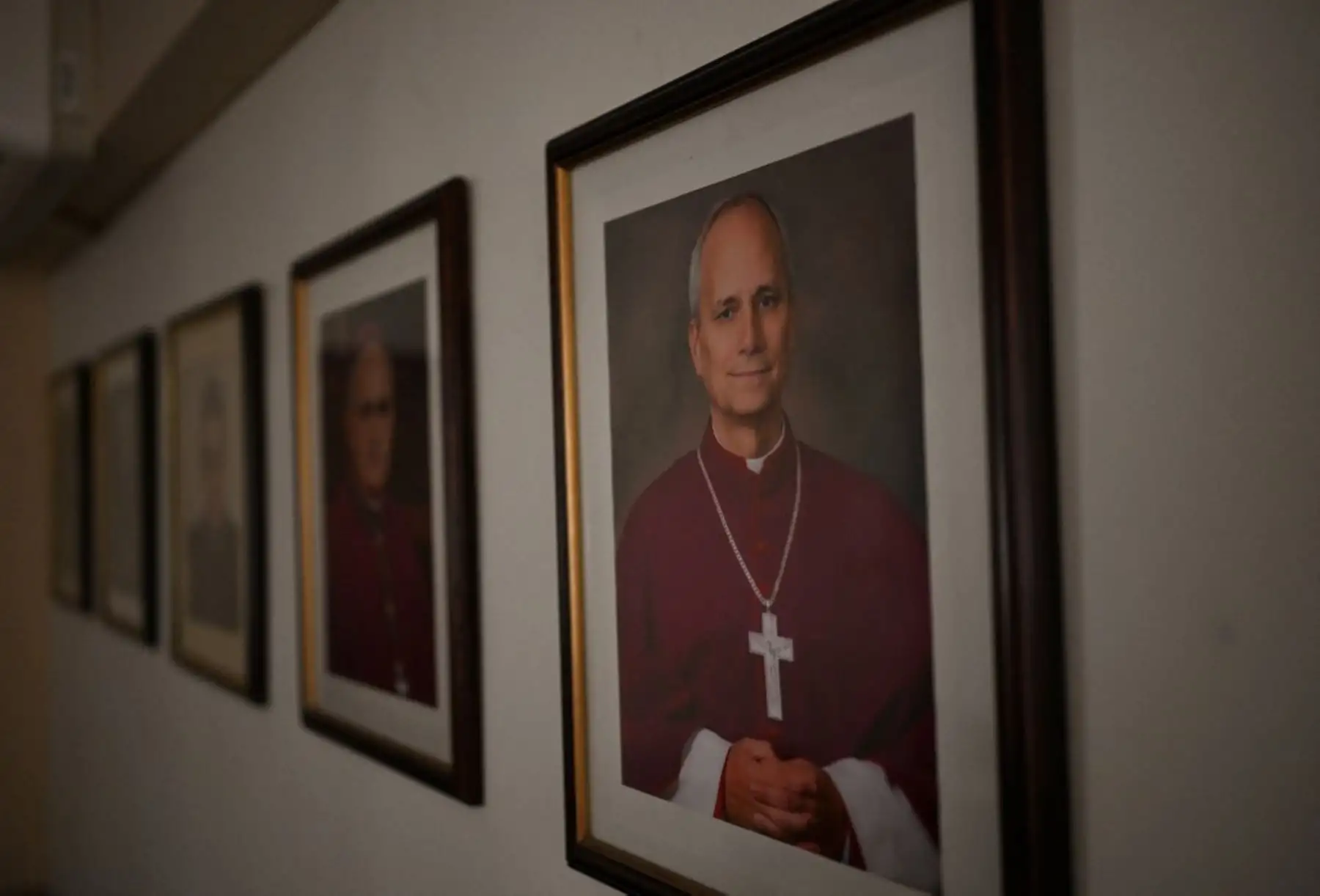Un retrato del Papa León XIV de su época de obispo se exhibe en el palacio episcopal de Chiclayo. Foto: AFP