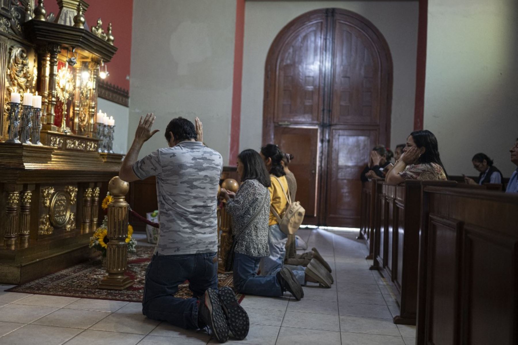Fieles rezan en la catedral de Chiclayo. El pontífice León XIV, nacido en Estados Unidos y cercano al papa Francisco, se nacionalizó peruano en 2015 y dedicó más de 20 años a la misión. Foto: AFP