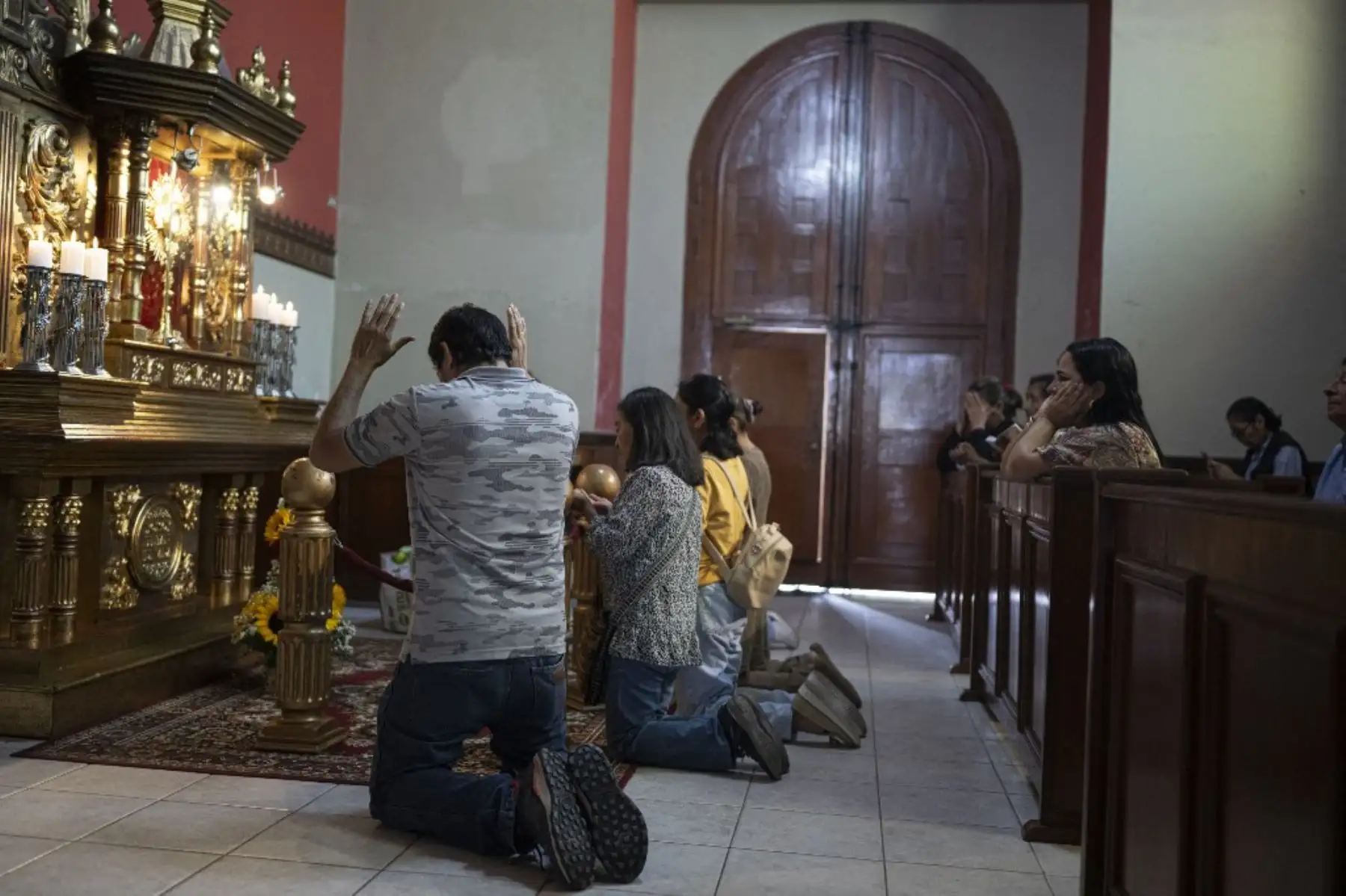 Fieles rezan en la catedral de Chiclayo. El pontífice León XIV, nacido en Estados Unidos y cercano al papa Francisco, se nacionalizó peruano en 2015 y dedicó más de 20 años a la misión. Foto: AFP
