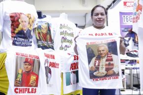 El Papa León XIV ya es ícono textil en Gamarra. Fotos: EFE