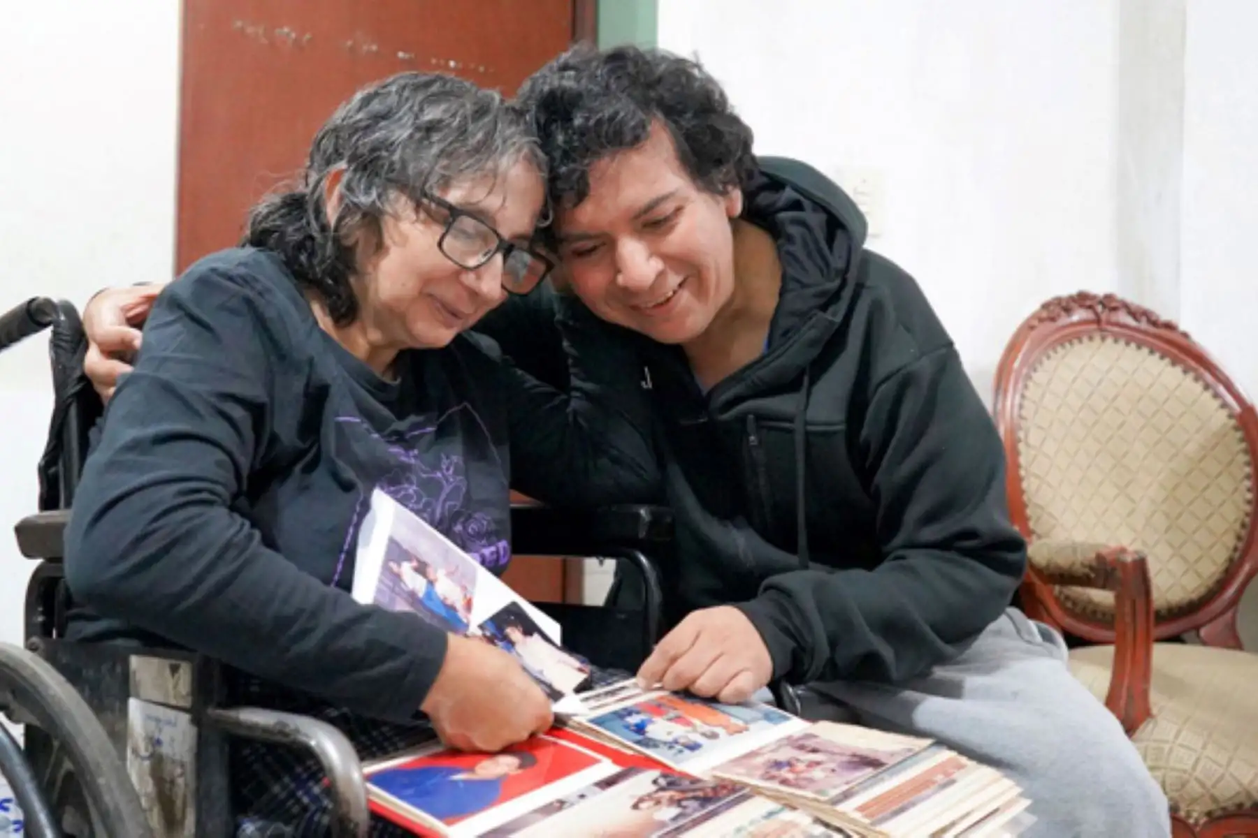 Rosa pese a su enfermedad supo salir adelante con su arte manual que aprendió en el CERP de La Victoria. Foto: ANDINA/Difusión
