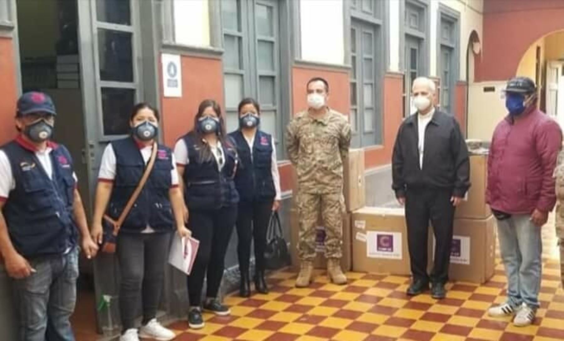 El actual Papa León XIV realizó una labor ejemplar y solidaria como obispo de Chiclayo. Durante los primeros meses de la pandemia de covid-19 realizó diversas acciones como la entrega de mascarillas a las personas más vulnerables. ANDINA/Difusión