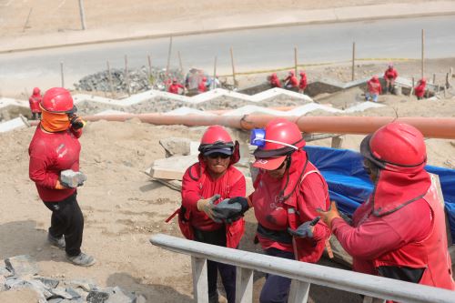Programa Llamkasun Perú: empleos temporales a madres de familia en Punta Hermosa