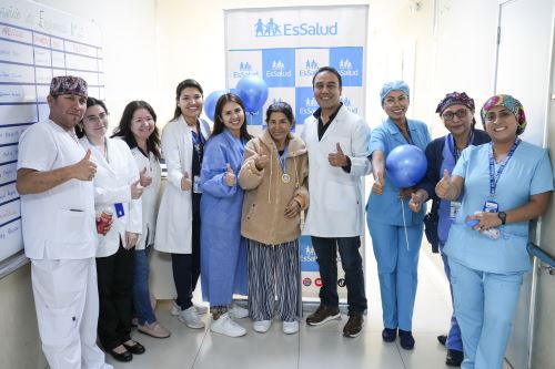 El trasplante, fue realizado por el equipo del Servicio de Trasplante de Hígado del hospital Almenara. Tras extirpar el órgano enfermo de Dora, que llegó a pesar hasta 12 kg por la extensión del compromiso tumoral hepático, se procedió a implantar el 54% de hígado donado por su hija, Diana.ANDINA/Difusión