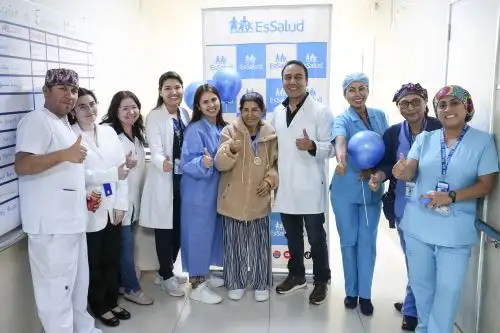 El trasplante, fue realizado por el equipo del Servicio de Trasplante de Hígado del hospital Almenara. Tras extirpar el órgano enfermo de Dora, que llegó a pesar hasta 12 kg por la extensión del compromiso tumoral hepático, se procedió a implantar el 54% de hígado donado por su hija, Diana.ANDINA/Difusión