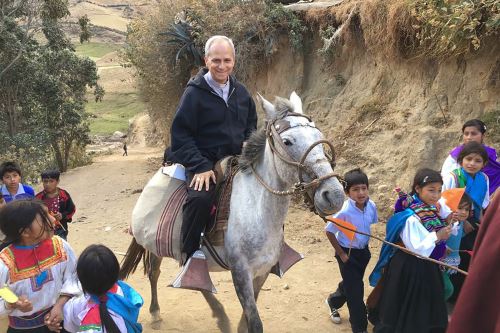 Esta fotografía publicada por la Diócesis de Chiclayo muestra al Papa León XIV cabalgando en las montañas de Incahuasi, cuando era obispo de Chiclayo. Foto: AFP
