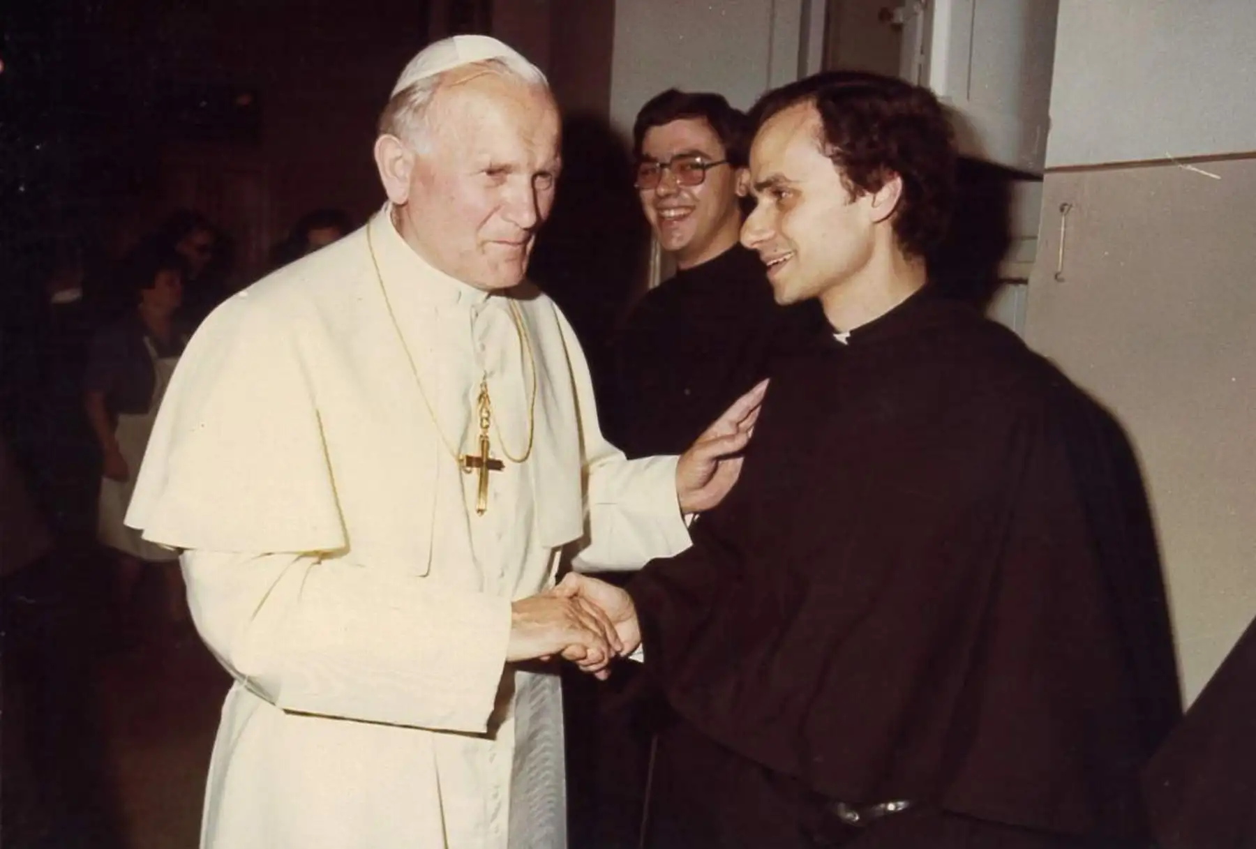 En esta fotografía sin fecha se muestra a un joven Robert Francis Prevost, el recién electo papa León XIV, estrechando la mano del entonces papa Juan Pablo II en los Estados Unidos. Foto: Provincia Agustiniana de Nuestra Madre del Buen Consejo / EFE