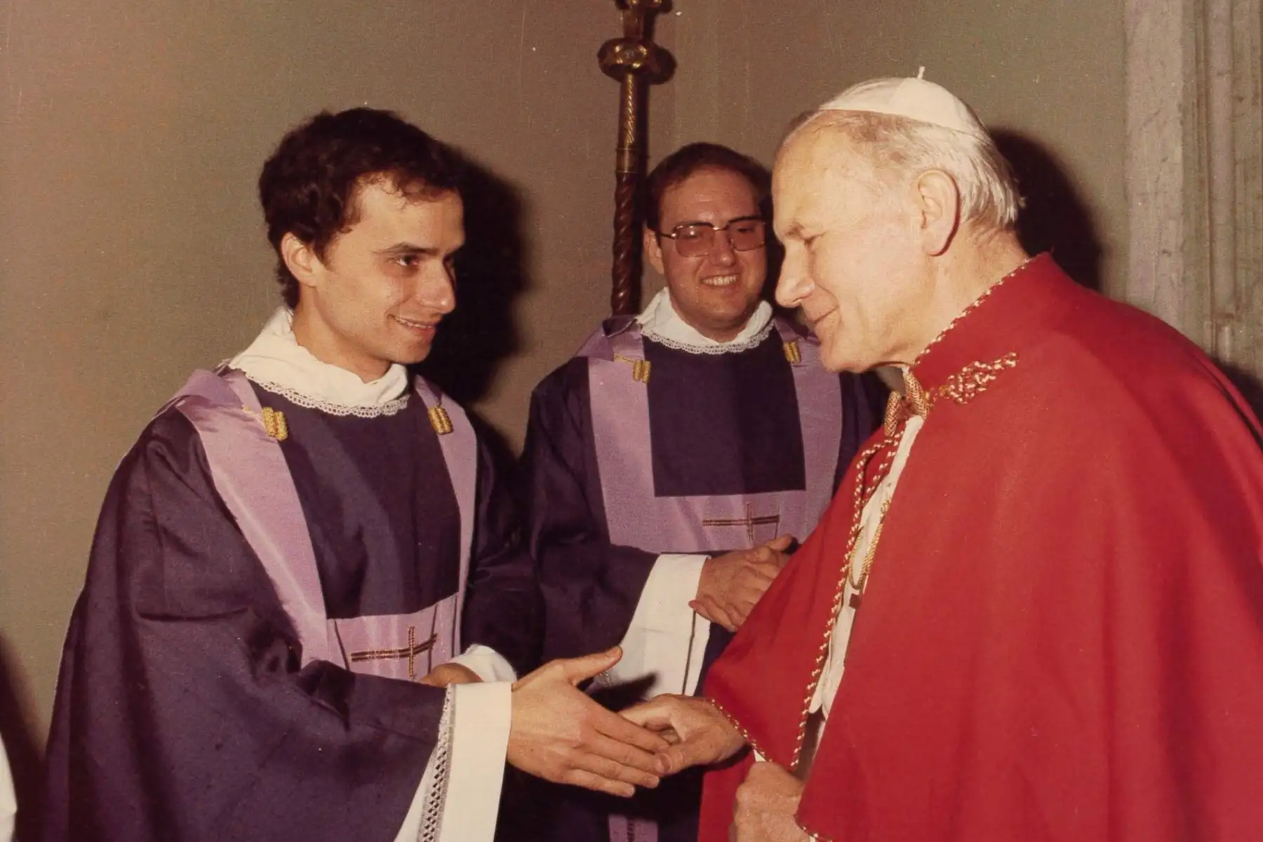 En esta fotografía sin fecha se muestra a un joven Robert Francis Prevost, el recién electo papa León XIV, estrechando la mano del entonces papa Juan Pablo II en los Estados Unidos. Foto: Provincia Agustiniana de Nuestra Madre del Buen Consejo / EFE