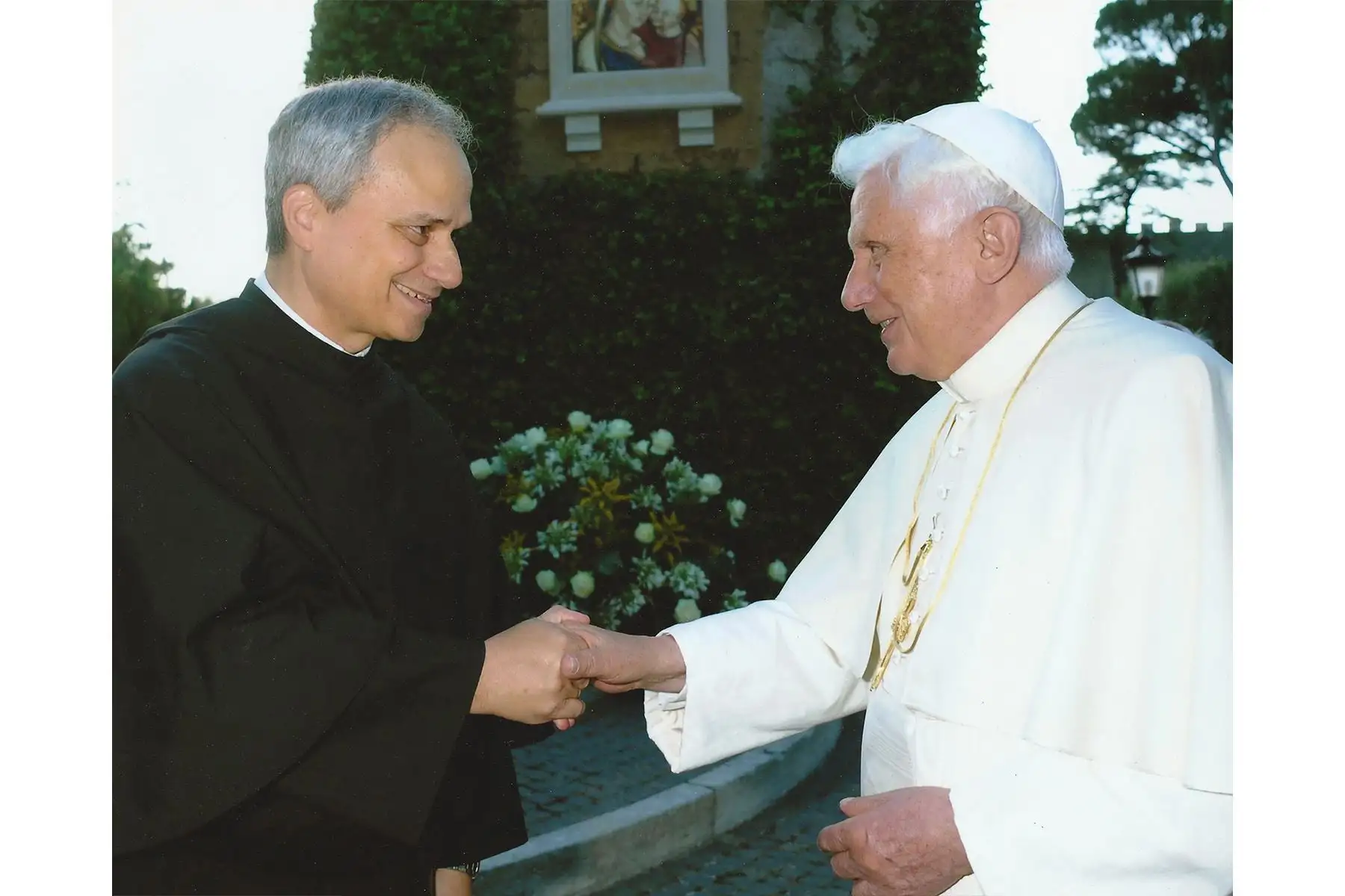 En esta fotografía sin fecha se muestra a un joven Robert Francis Prevost, el recién electo papa León XIV, estrechando la mano del entonces papa Benedicto XVI en los Estados Unidos. Foto: Provincia Agustiniana de Nuestra Madre del Buen Consejo / EFE