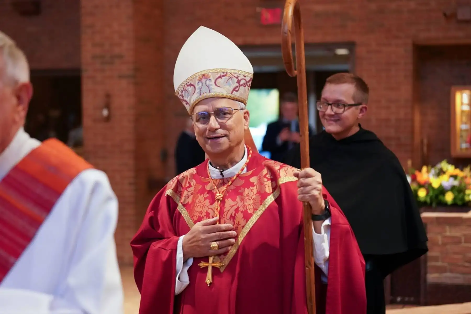 Esta fotografía muestra al cardenal Robert F. Prevost, actual papa León XIV, celebrando una misa en la parroquia de San Judas en New Lenox, Illinois, EE.UU., en el 2024. Foto: Provincia Agustiniana de Nuestra Madre del Buen Consejo / EFE