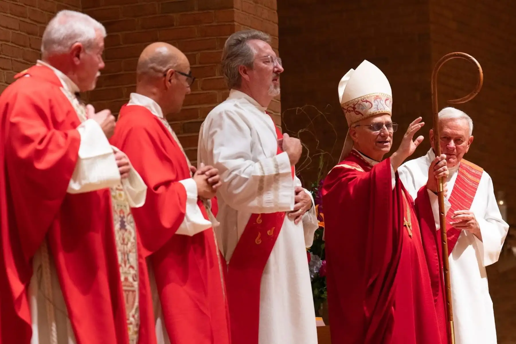 Esta fotografía muestra al cardenal Robert F. Prevost, actual papa León XIV, celebrando una misa en la parroquia de San Judas en New Lenox, Illinois, EE.UU., en el 2024. Foto: Provincia Agustiniana de Nuestra Madre del Buen Consejo / EFE