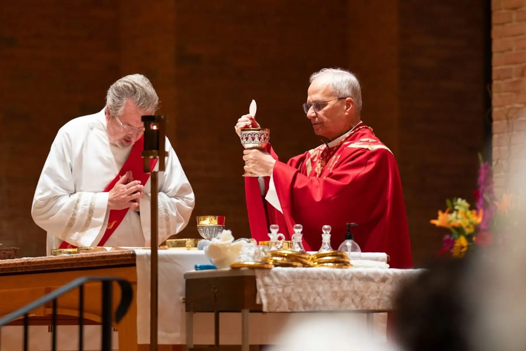 Esta fotografía muestra al cardenal Robert F. Prevost, actual papa León XIV, celebrando una misa en la parroquia de San Judas en New Lenox, Illinois, EE.UU., en el 2024. Foto: Provincia Agustiniana de Nuestra Madre del Buen Consejo / EFE
