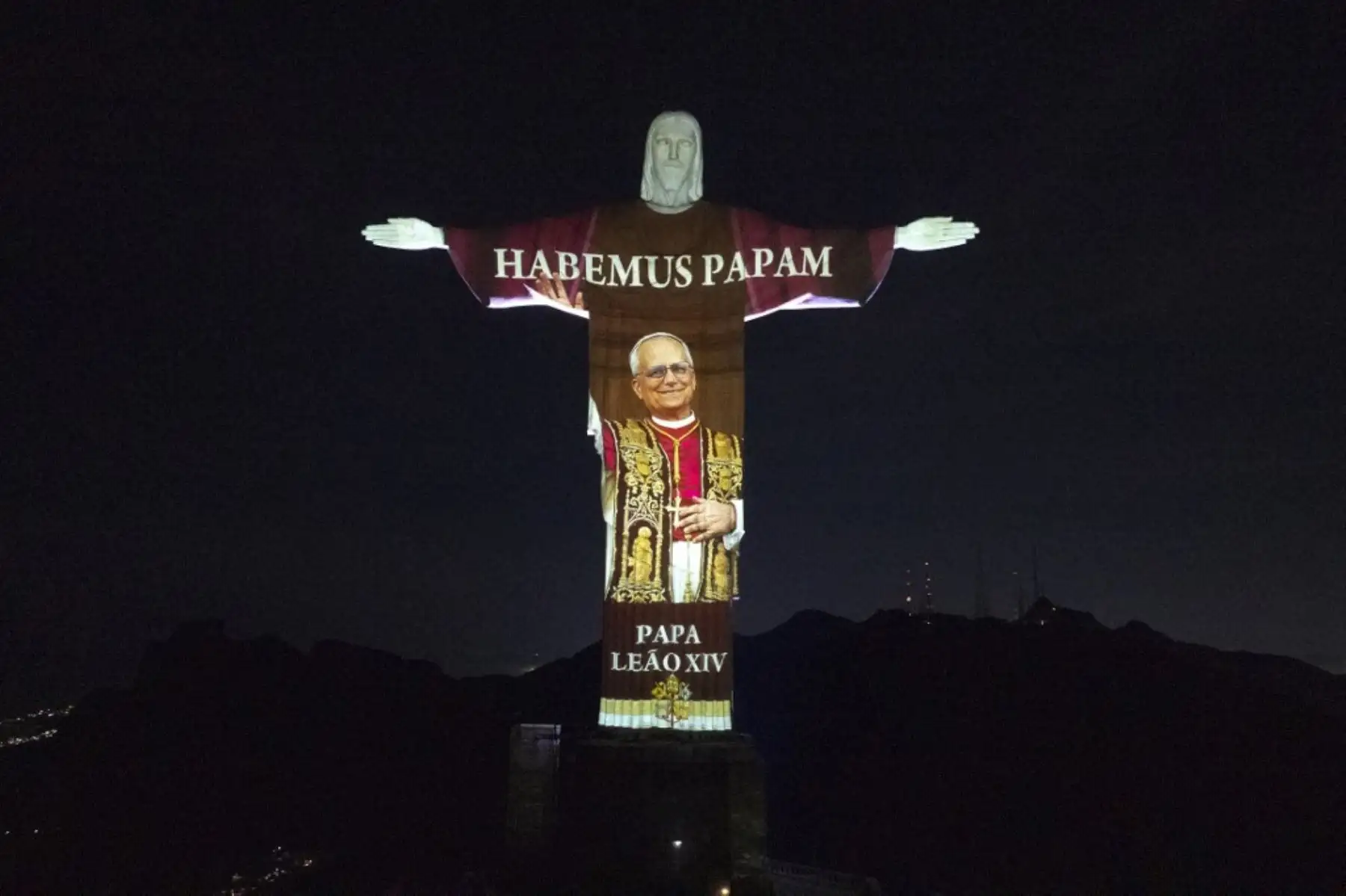 Esta fotografía muestra una imagen del papa León XIV proyectada sobre la estatua del Cristo Redentor en Río de Janeiro, Brasil. Foto: Santuario de Cristo Redentor de Brasil / AFP