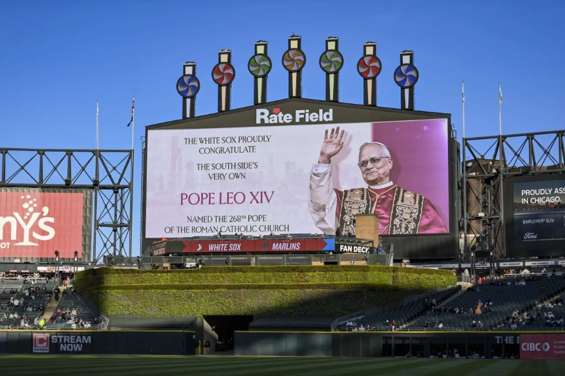 Una pantalla gigante muestra un mensaje de felicitación para el Papa León XIV antes del juego entre los Miami Marlins y los White Sox de Chicago en el Rate Field el 9 de mayo de 2025 en Chicago, Illinois, Estados Unidos. Foto: Getty Images/AFP