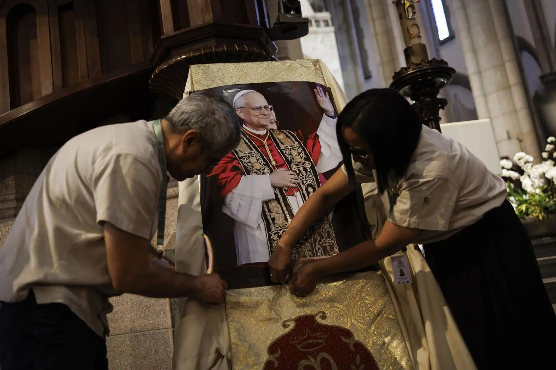 Personas sostienen la imagen del papa León XIV durante una misa en honor al nuevo pontífice este viernes, en La catedral de la ciudad de São Paulo, Brasil. Más de 200 personas se reunieron dentro de la Catedral. Foto: EFE