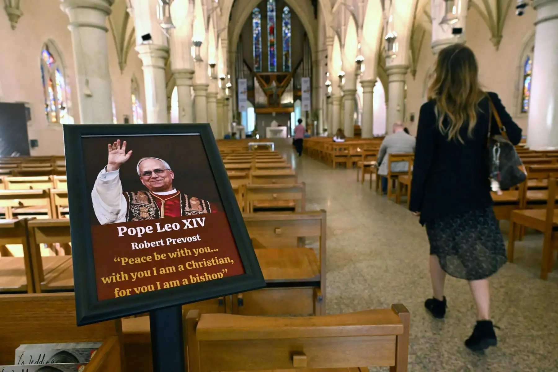 Un retrato del Papa León XIV se exhibe durante una misa en la Catedral de San Esteban en Brisbane, Australia, el 9 de mayo de 2025. Los católicos australianos dan la bienvenida al nombramiento del estadounidense Robert Francis Prevost como Sumo Pontífice. Foto: EFE
