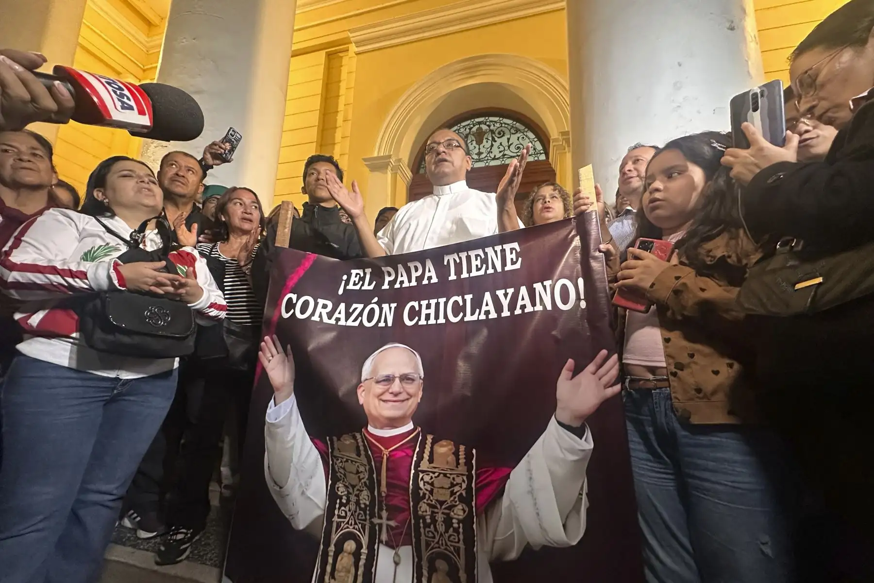 La ciudad de Chiclayo, en Lambayeque, celebra la elección de Robert Francis Prevost como el nuevo papa León XIV, quien fue obispo durante casi una década en esa ciudad del Perú. Foto: EFE
