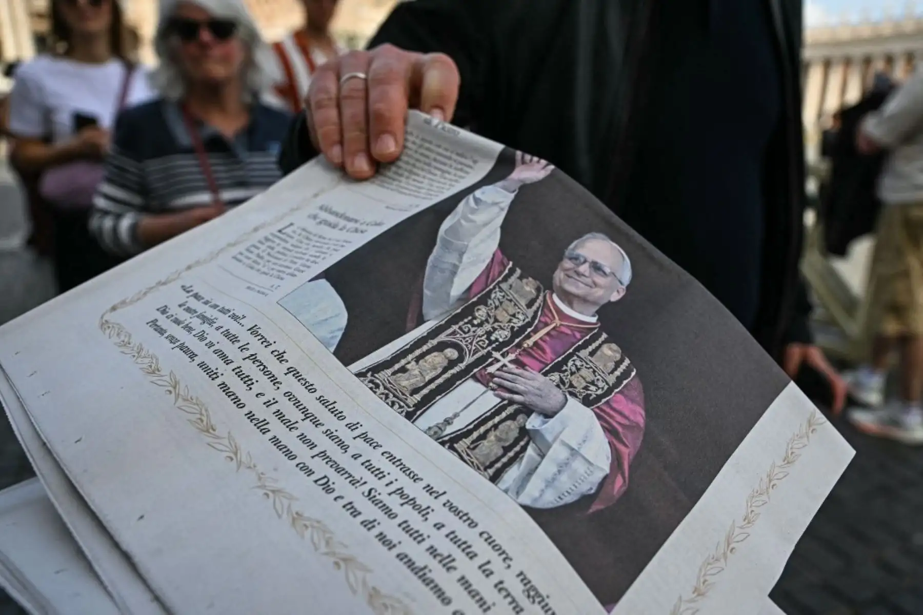 Esta fotografía muestra a un turista tomando una edición del periódico L