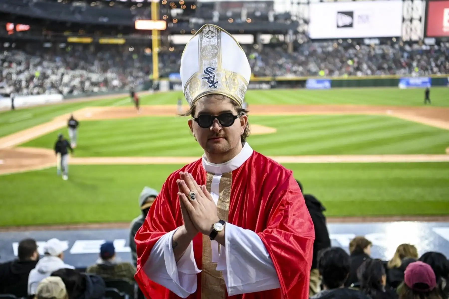 Un aficionado al béisbol vestido como el Papa León XIV asiste al juego entre los Miami Marlins y los White Sox de Chicago en el Rate Field el 9 de mayo de 2025 en Chicago, Illinois, Estados Unidos. Foto: Getty Images / AFP