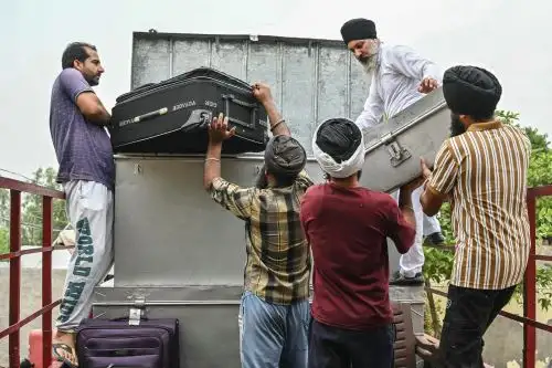 Aldeanos indios cargan sus pertenencias en un vehículo mientras evacúan tras un aumento de la tensión fronteriza, en la aldea de Havelian, cerca del puesto fronterizo entre India y Pakistán. Foto: ANDINA/AFP