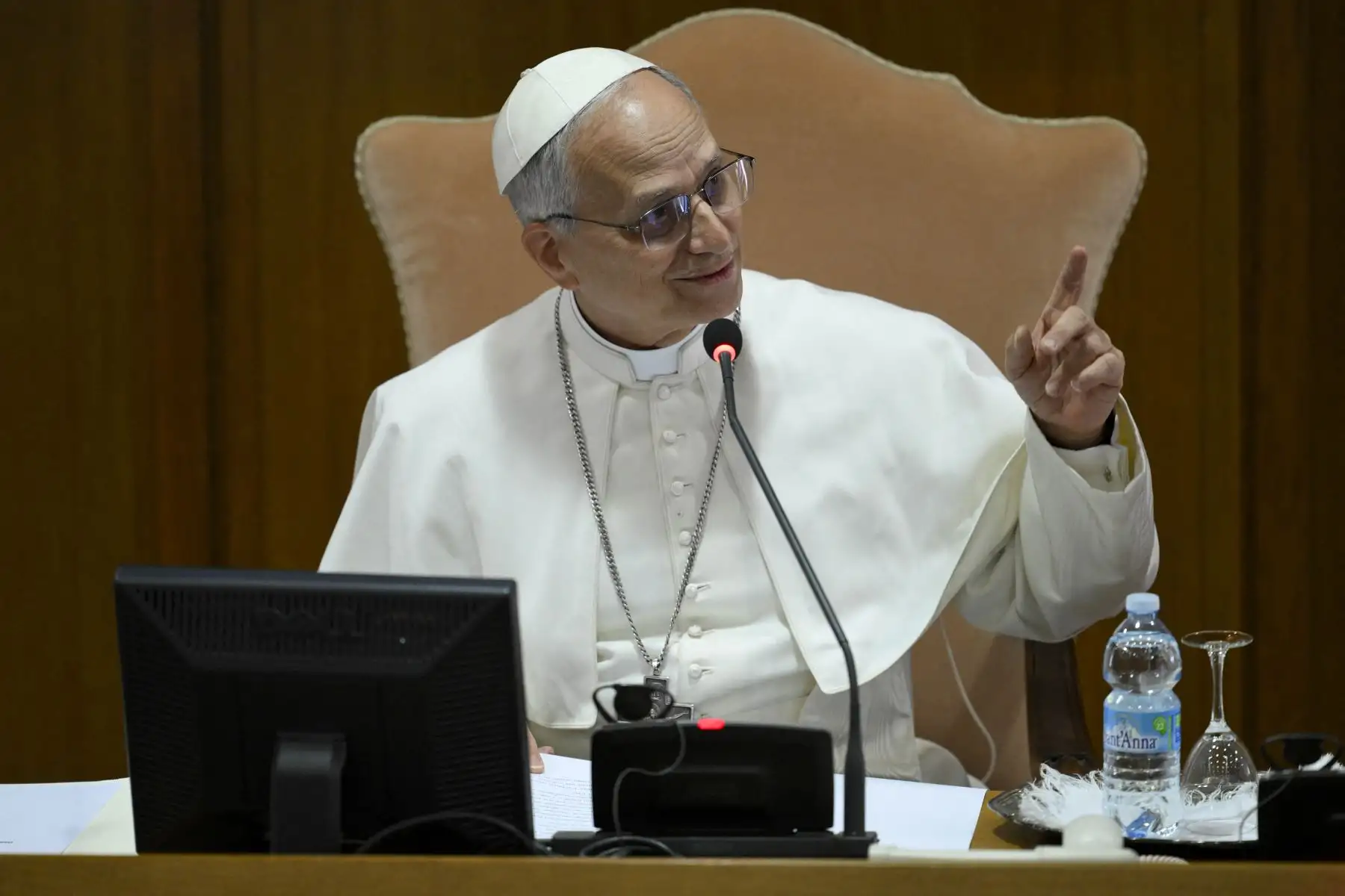 El Papa León XIV durante una reunión con cardenales en el Vaticano. (Foto: Handout / VATICAN MEDIA / AFP)
