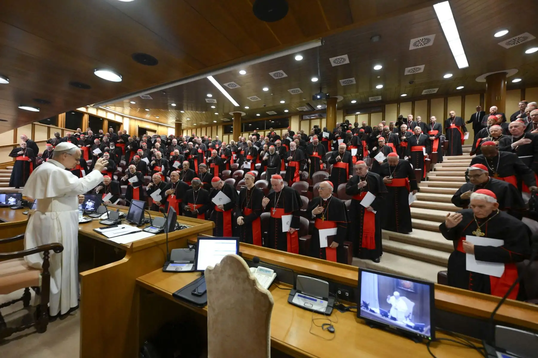 El Papa León XIV durante una reunión con cardenales en el Vaticano. (Foto: Handout / VATICAN MEDIA / AFP)