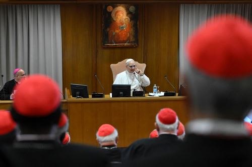 El papa León XIV preside su primera reunión de cardenales