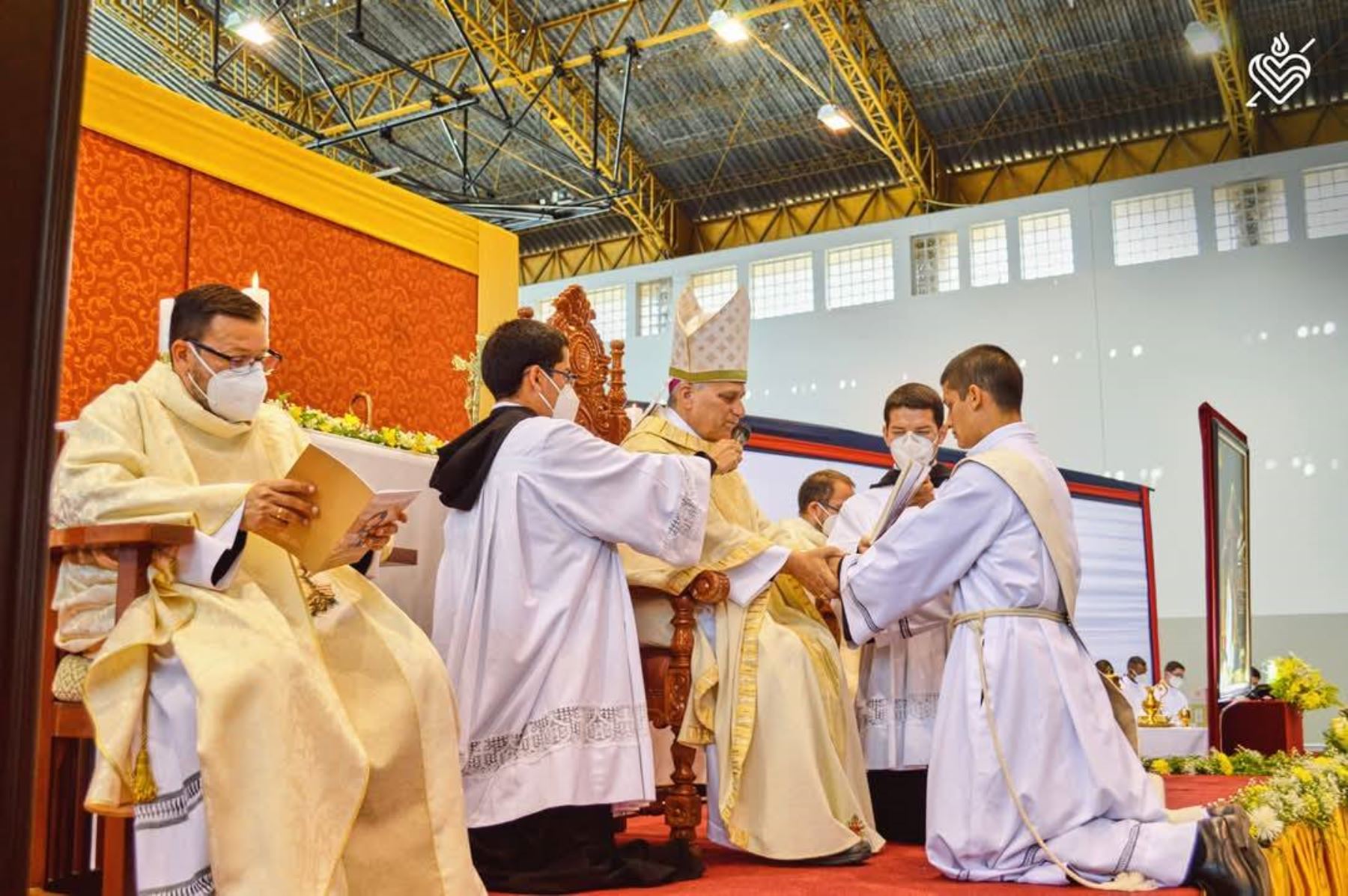 Obispo Robert Prevost ahora papa León XIV durante su vida en Perú.