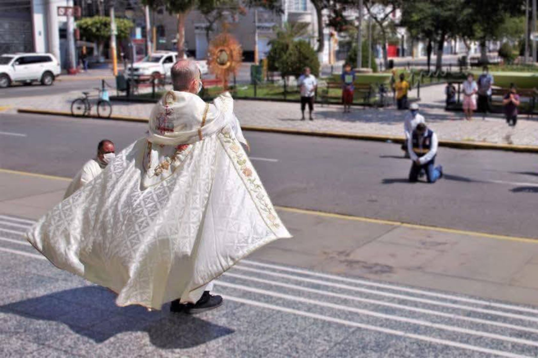 Obispo Robert Prevost ahora papa León XIV, bendiciendo a sus fieles durante la época de pandemia en el norte del país.
