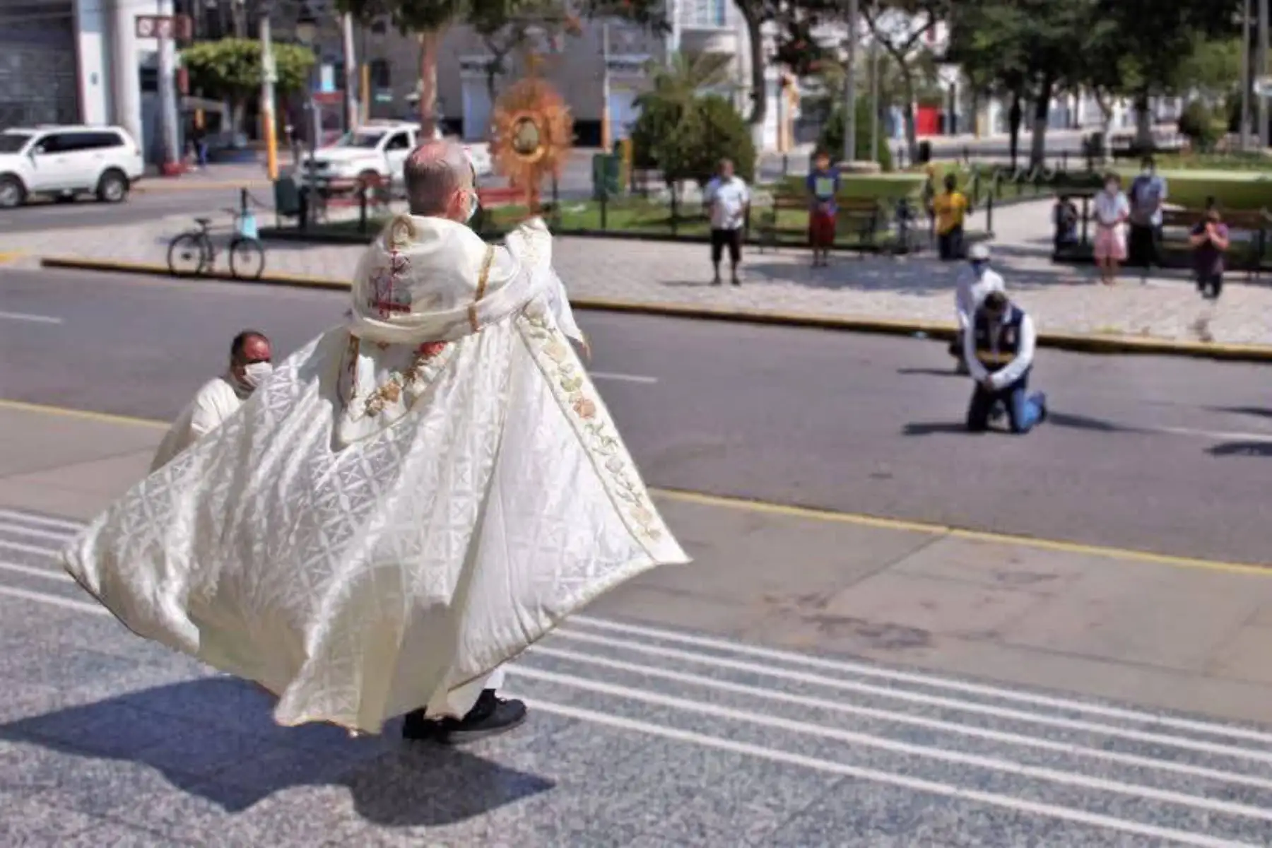 Obispo Robert Prevost ahora papa León XIV, bendiciendo a sus fieles durante la época de pandemia en el norte del país.