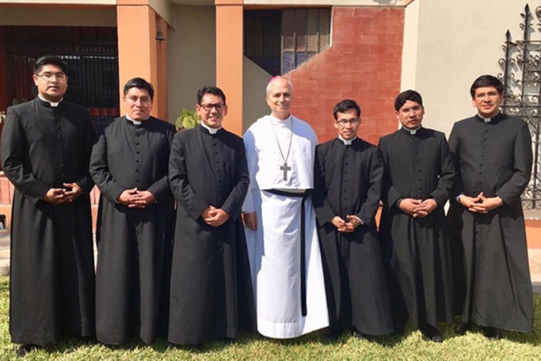 Robert Prevost ahora papa León XIV con sacerdotes de la orden agustina.
