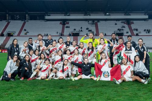 La Selección Peruana Sub-17 celebra un triunfo histórico tras vencer 2-1 a Uruguay y asegurar su clasificación al Hexagonal Final del Sudamericano Femenino.