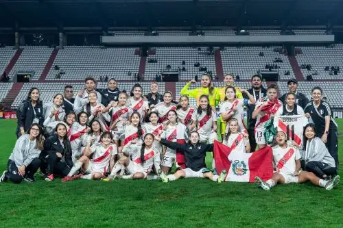 La Selección Peruana Sub-17 celebra un triunfo histórico tras vencer 2-1 a Uruguay y asegurar su clasificación al Hexagonal Final del Sudamericano Femenino.