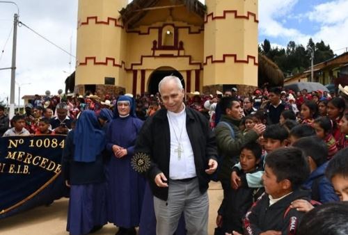 El obispo de Chiclayo, Robert Prevost, ahora papa León XIV, llega a Incahuasi, localidad de la sierra de la región Lambayeque. Foto: Armando Sánchez Céspedes