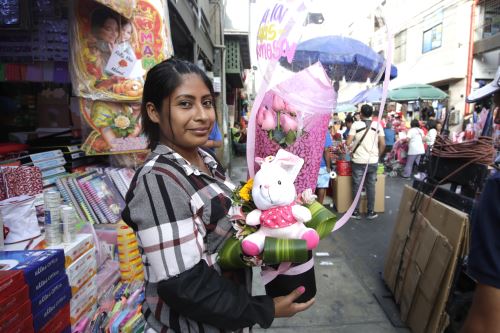 Cientos de limeños hacen sus compras por el día de la madre en el Centro de Lima y en centro comerciales