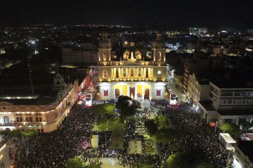 León XIV: cientos de fieles asisten a misa en la Catedral de Chiclayo