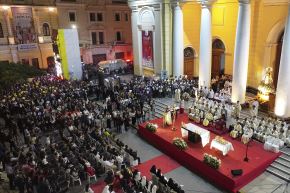 Thousands of people gathered in front of the Chiclayo Cathedral to attend the mass in honor of Pope Leo XIV. ANDINA/Jhonel Rodríguez Robles