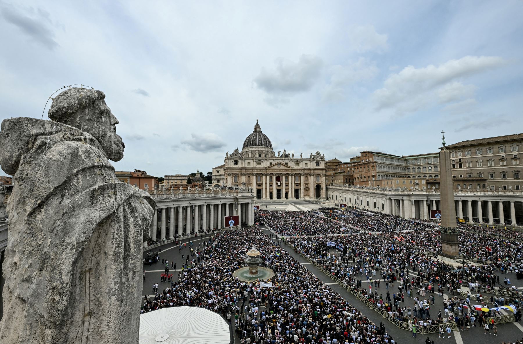 Una vista general muestra a los fieles reunidos mientras el Papa León XIV pronuncia la oración del Regina Caeli desde la logia central principal de la basílica de San Pedro en el Vaticano. Foto: AFP